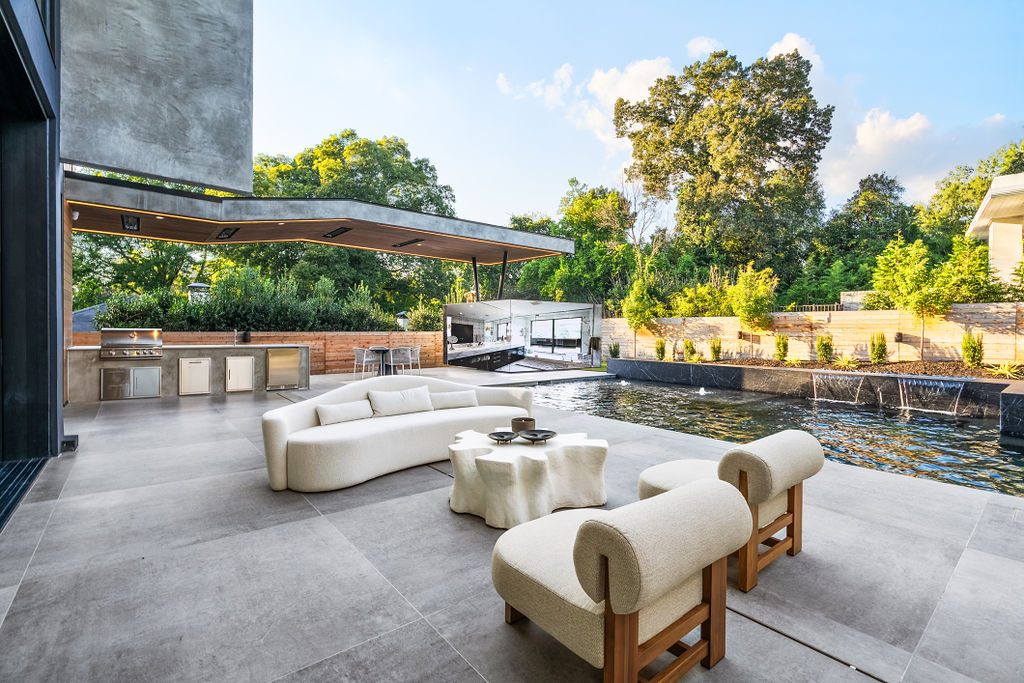 Old Ivy — Outdoor living & large-format floor
