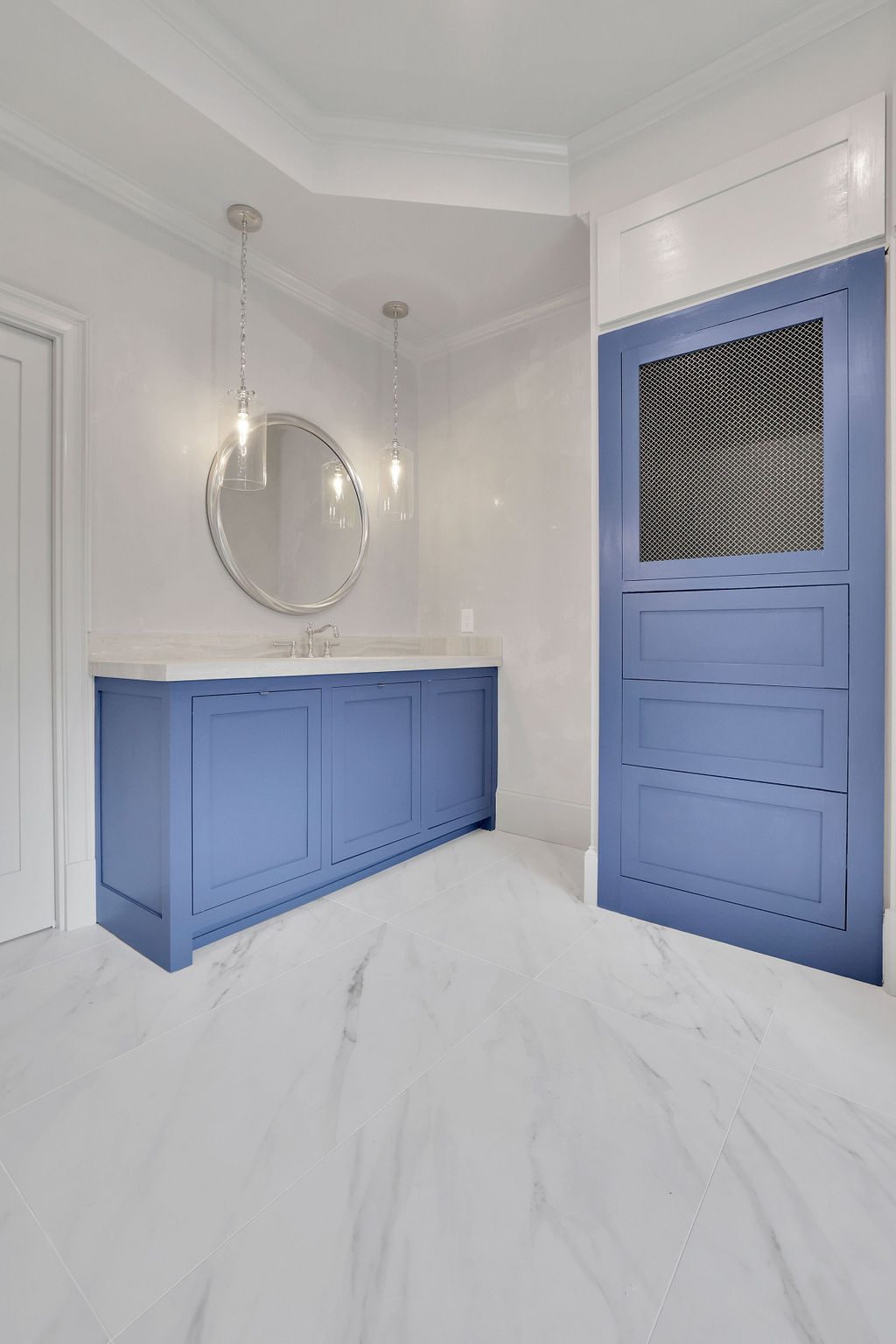 Sapphire Dr — Powder & travertine floor